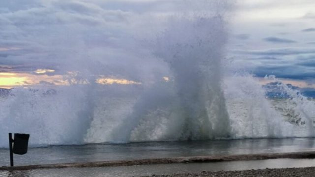 Ελληνική “Σιβηρία” η Εύβοια – Συγκλονίζει η εικόνα από την παγωμένη θάλασσα του Αλιβερίου (φωτο)