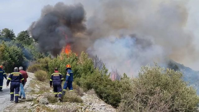 Μεγάλη φωτιά στη Σάμο – Αίτημα να εκκενωθεί προληπτικά το χωριό Βουρλιώτες