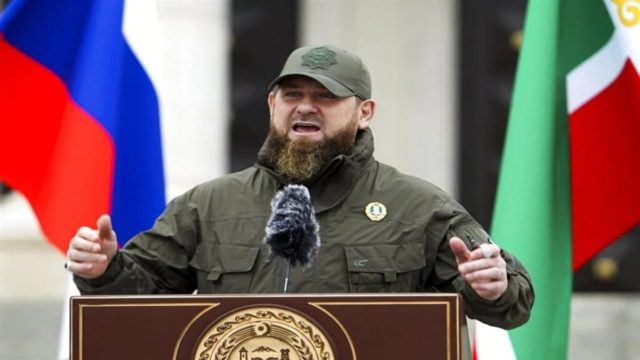 Πόλεμος στην Ουκρανία: Απίστευτες απειλές από τον ηγέτη των Τσετσένων, Ραμζάν Καντίροφ – Ισχυρίζεται πως βρίσκεται στο μέτωπο