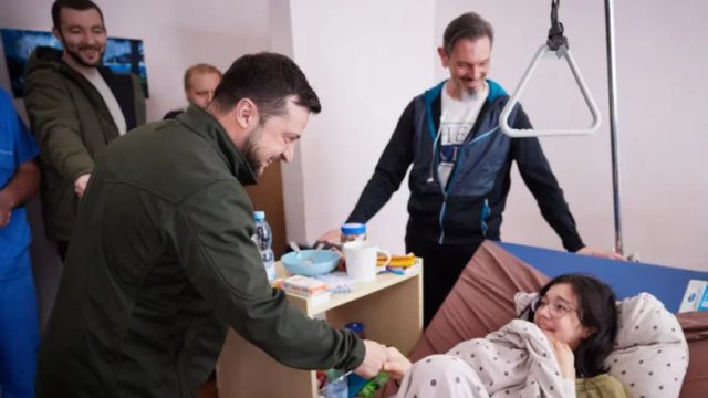 Ο Ζελένσκι έγινε viral – Συγκίνησε προσφέροντας ανθοδέσμη σε 16χρονη τραυματία (video)