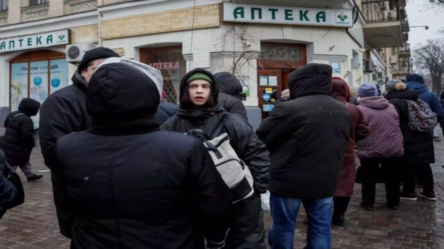 Ουρές στα φαρμακεία του Κιέβου – Ψάχνουν χάπια ιωδίου υπό το φόβο διαρροής ραδιενέργειας (video)