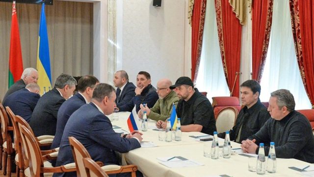 Πόλεμος στην Ουκρανία: Σε εξέλιξη και σε βαρύ κλίμα οι διαπραγματεύσεις Ρώσων και Ουκρανών στη Λευκορωσία (video)