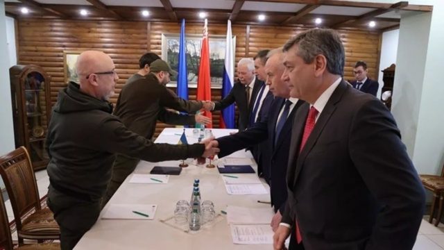 Πόλεμος στην Ουκρανία: Ανοίγουν διαδρόμους για απομάκρυνση των αμάχων – Θα υπάρξει τρίτος γύρος διαπραγματεύσεων