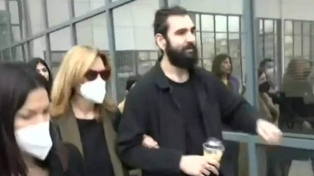 Δίκη Πέτρου Φιλιππίδη: Ντυμένοι στα μαύρα η Ελπίδα Νίνου και ο γιος τους – Οι πρώτες εικόνες (Video)