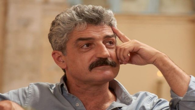 Αυτός είναι ο κούκλος γιος του Δημήτρη Ήμελλου – Με μακριά μαλλιά και μούσια