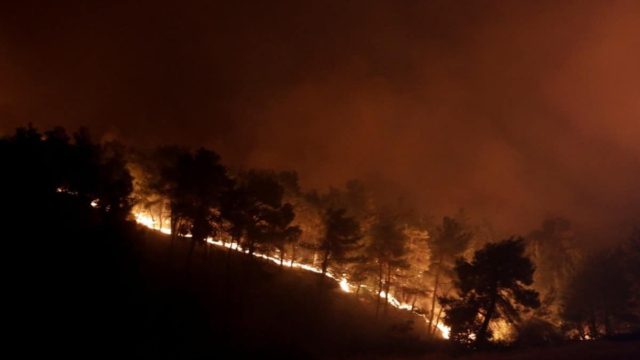 Κόκκινος συναγερμός στη Zάκυνθο: Μαίνονται δύο μεγάλες φωτιές στο νησί – 9 μποφόρ στην περιοχή (video)