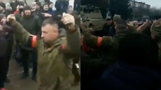Εξωφρενικό βίντεο! Ρώσος στρατιώτης περπατά κρατώντας δύο χειροβομβίδες για να εξαναγκάσει Ουκρανούς πολίτες να παραδοθούν (video)