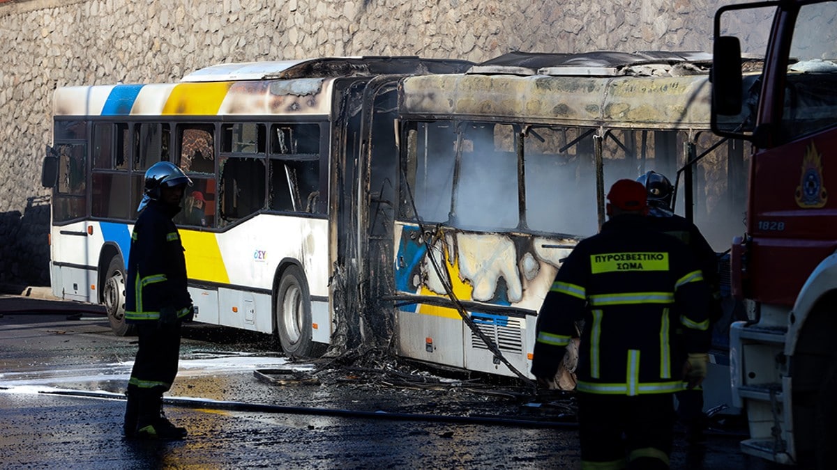 Τρόμος στο Ελευθέριος Βενιζέλος για τους επιβάτες – Λεωφορείο τυλίχτηκε στις φλόγες (video)