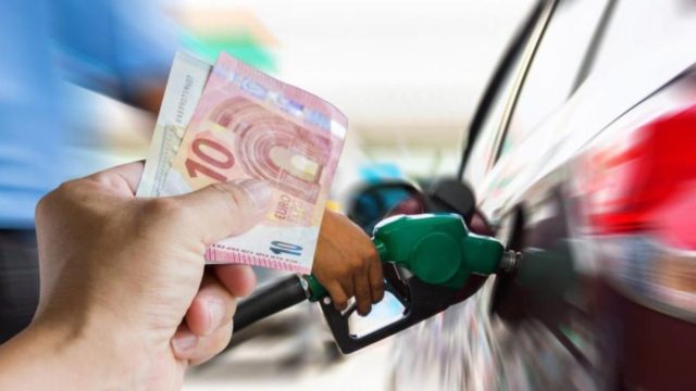 Επίδομα καυσίμων: Πώς θα πάρετε την προπληρωμένη κάρτα – Τα ποσά για βενζίνη και πετρέλαιο