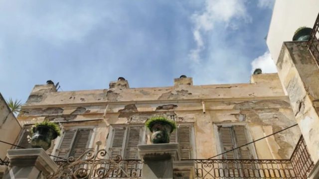 Συναγερμός στη Σύρο: Στις φλόγες παλιά νεοκλασική κατοικία της Ερμούπολης (Βίντεο)