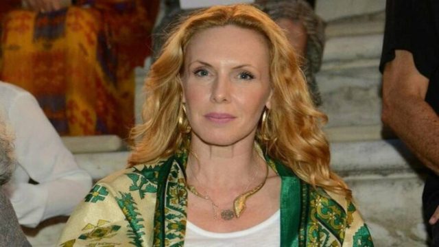 Εβελίνα Παπούλια: Ανεβαίνει ξανά τα σκαλιά της εκκλησίας; Η φωτογραφία που άναψε «φωτιές»