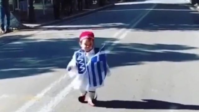 Αυτός είναι ο μικρός εύζωνας που έκλεψε τις εντυπώσεις στη Ρόδο – Δείτε το υπέροχο βίντεο