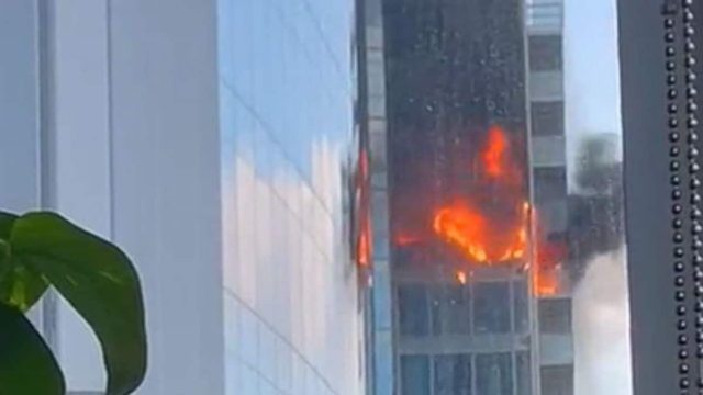 Συναγερμός στο Λονδίνο: Ουρανοξύστης έχει τυλιχτεί στις φλόγες – Πάνω από 125 πυροσβέστες επιχειρούν! (video)