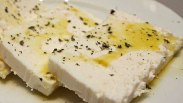 Το «γιαγιαδίστικο» κόλπο για να διατηρήσετε φρέσκια την φέτα για… μήνες