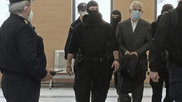 Έφτασε στο δικαστήριο ο Πέτρος Φιλιππίδης – Πρόσωπο με πρόσωπο με τις ηθοποιούς που τον κατήγγειλαν