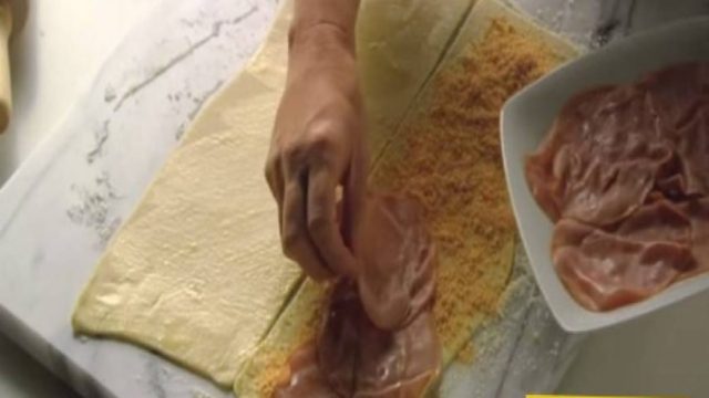 Παίρνει ένα φύλλο ζύμης το πασπαλίζει με τυρί και το σκεπάζει με ζαμπόν – Το αποτέλεσμα; Θα σας ξετρελάνει (Video)