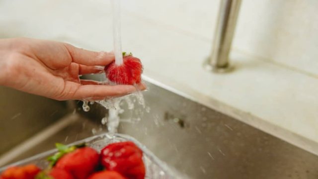 Μεγάλη προσοχή: Μην πλένεις ποτέ τα φρούτα και τα λαχανικά με…