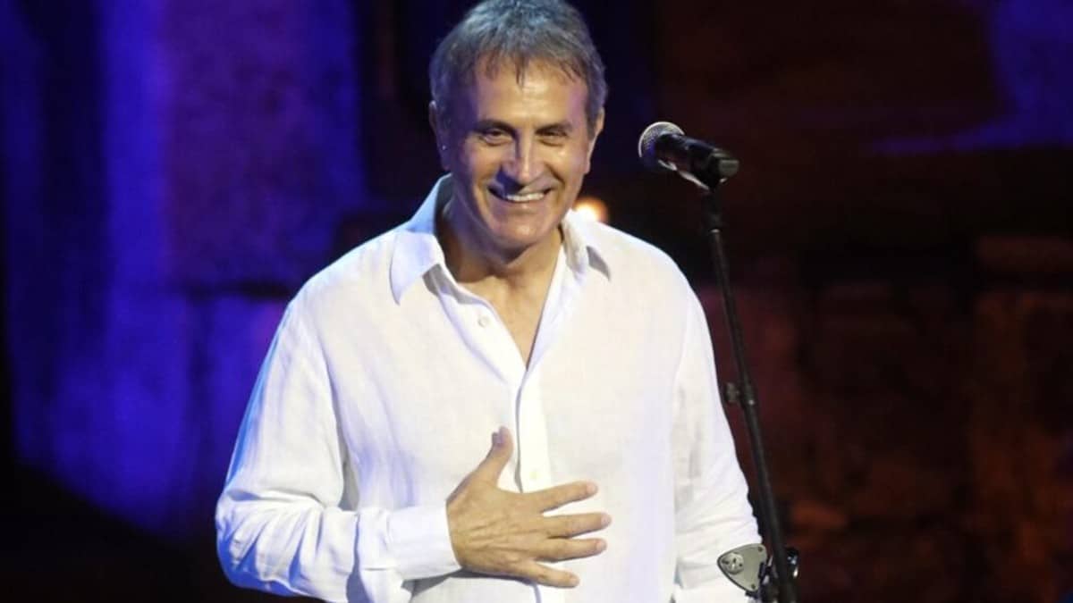 Ευτυχισμένους παππούς ο Γιώργος Νταλάρας: Δείτε πώς περνάει τον χρόνο με τους εγγονούς του (photo-videos)