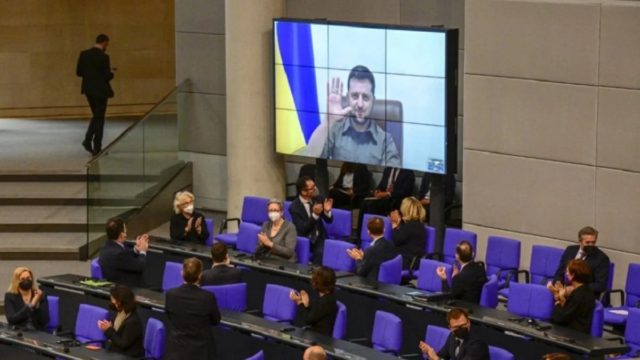 Πόλεμος στην Ουκρανία – «Έσφαξε» τους Γερμανούς ο Ζελένσκι μιλώντας τους στη Βουλή: «Βοηθάτε μόνο όταν επηρεάζεται η οικονομία σας…»