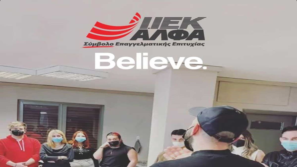 Ο Λάκης Γαβαλάς με τους σπουδαστές Μόδας του ΙΕΚ ΑΛΦΑ Αθήνας στο ατελιέ του δημοφιλούς σχεδιαστή ChrisP