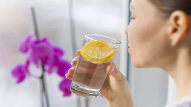 Οι 6+1 λόγοι για να ξεκινάτε τη μέρα σας με νερό και λεμόνι!