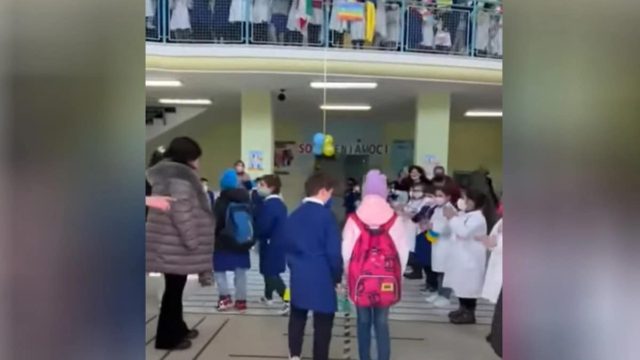 Πόλεμος στην Ουκρανία: Μαθήματα ανθρωπιάς σε σχολείο – Συγκινητικό βίντεο με τη συγκλονιστική υποδοχή παιδιών προσφύγων