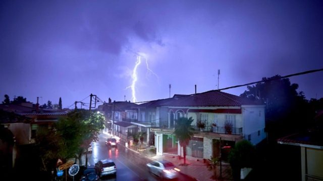 Καιρός: Τοπικές χιονοπτώσεις και σποραδικές βροχές αύριο – Σημαντική πτώση της θερμοκρασίας