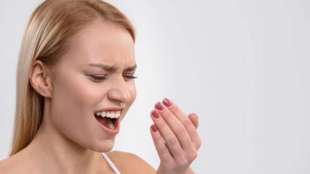 Φάγατε σκόρδο; Έτσι θα διώξετε την άσχημη μυρωδιά