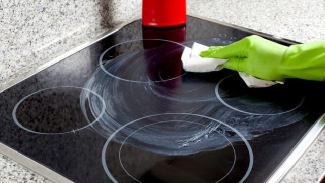 Κουζίνα: Το πάμφθηνο υλικό που κάνει «λαμπίκο» την κεραμική εστία