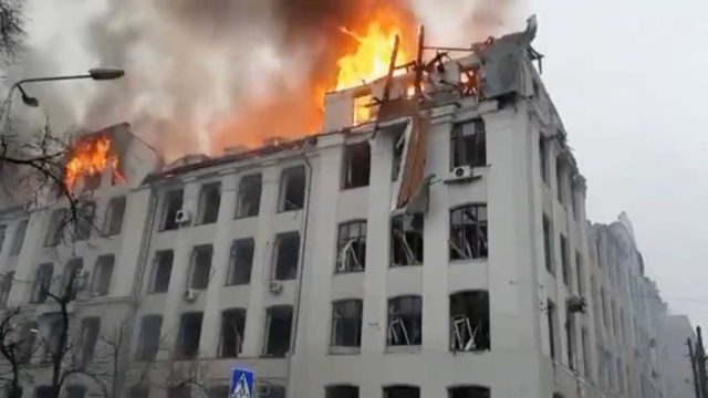 Πόλεμος στην Ουκρανία: Βομβάρδισαν το αρχηγείο της αστυνομίας και το πανεπιστήμιο στο Χάρκοβο (video)