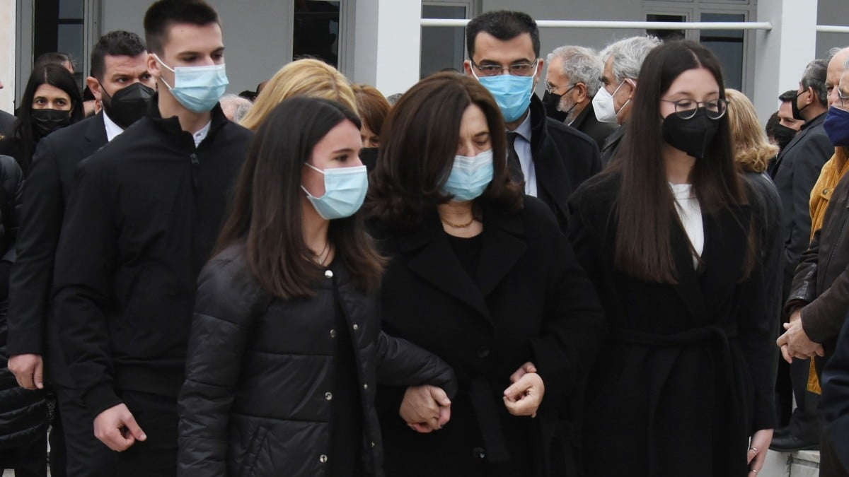 Κηδεία Δημήτρη Τσοβόλα: Θρήνος και συγκίνηση στο τελευταίο αντίο (photos)