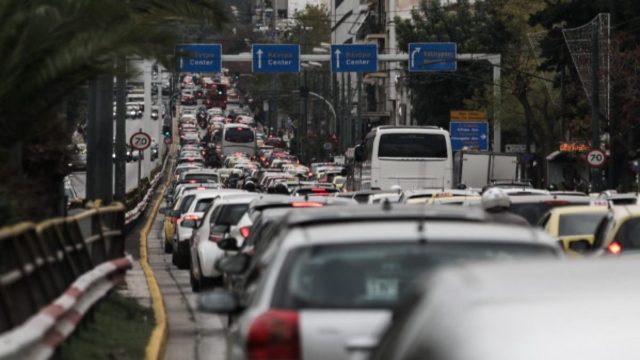 Κυκλοφοριακό κομφούζιο στην Αττική: «Έμφραγμα» στην Κηφισίας, μποτιλιάρισμα και στον Κηφισό – Ποιους δρόμους να αποφύγετε (photos)