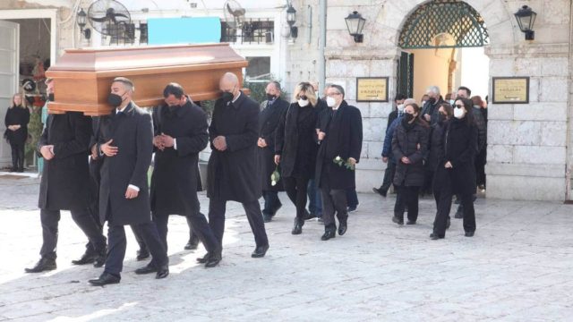 Συγκίνηση στο «αντίο» στον Δημήτρη Κοντομηνά: Συντετριμμένη η κόρη του