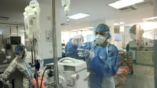 Κορωνοϊός: 21.121 νέα κρούσματα και 54 θάνατοι – Στους 365 οι διασωληνωμένοι