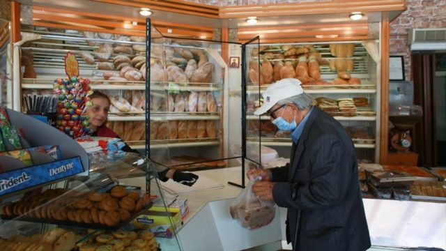 Ακρίβεια – Θα πούμε το ψωμί… ψωμάκι: Στη «μέγγενη» το οικογενειακό πορτοφόλι (video)