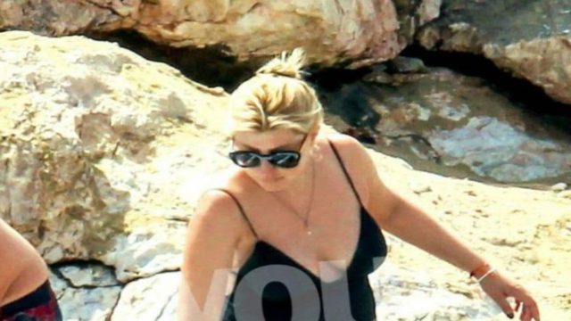 Εγκυμονούσα η Σία Κοσιώνη – Απολαμβάνει το μπάνιο της