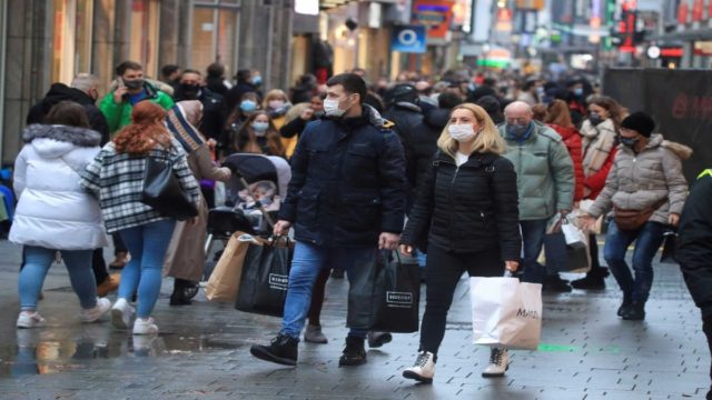 Κορωνοϊός: Ποια στοιχεία οδηγούν στην πλήρη χαλάρωση των μέτρων κατά της πανδημίας στη χώρα μας (video)