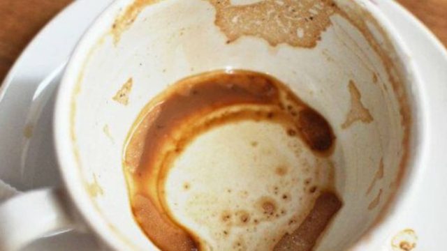 Βάζει μαγειρική σόδα και ξύδι σε μια κούπα του καφέ! Το αποτέλεσμα θα σας εκπλήξει!