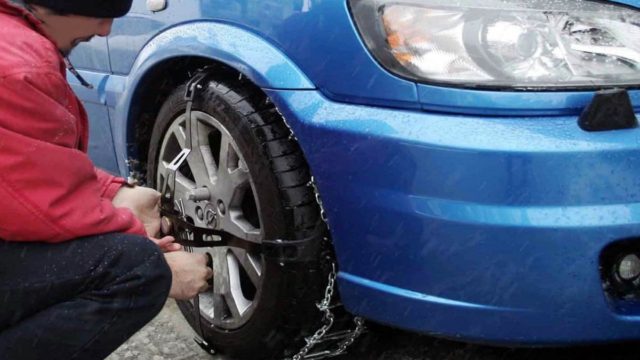 Υποχρεωτικές οι αντιολισθητικές αλυσίδες σε όλα τα οχήματα – Πόσο είναι το πρόστιμο