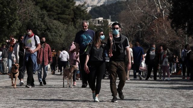 Κορωνοϊός: Αργή αλλά σταθερή η ύφεση της πανδημίας – Στο τραπέζι η «απελευθέρωση» από τις μάσκες