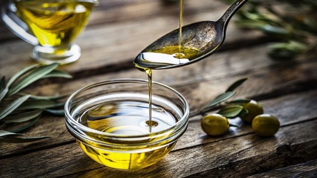 Μια κουταλιά ελαιόλαδο κάθε πρωί: Τα πολλαπλά οφέλη για την υγεία (Video)