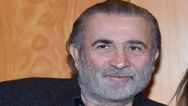 Ερωτευμένος ξανά ο Λάκης Λαζόπουλος; Με πολλά χρόνια μικρότερη συνοδό στα μπουζούκια! Το καυτό μίνι φόρεμα