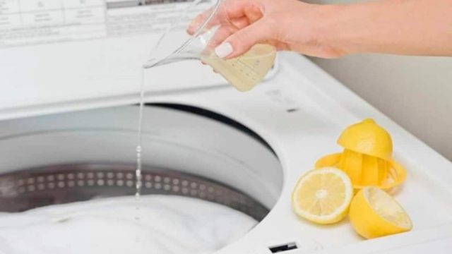 Έριξε τα ρούχα στο πλυντήριο μαζί με χυμό λεμονιού – Δε θα πιστεύετε στα μάτια σας όταν δείτε το αποτέλεσμα