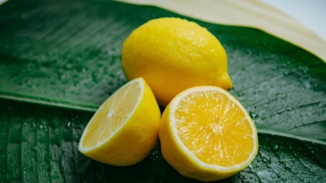 Υπάρχει λόγος! Γιατί πρέπει να βάζουμε τα λεμόνια στην κατάψυξη