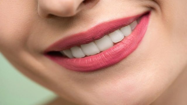 Το απόλυτο μυστικό των γιαγιάδων: Λευκά δόντια με γιαούρτι