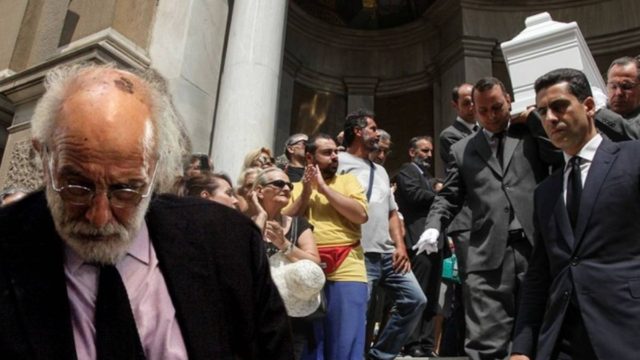 Ζωή Λάσκαρη: Τι έκανε ο Λυκουρέζος την ώρα που έβαζαν το φέρετρο στον τάφο – Ανατριχιάζει