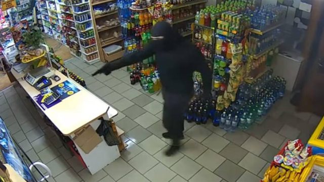 Αδιανόητο σκηνικό: Ιδιοκτήτρια καταστήματος απομακρύνει ληστή με… σφουγγαρίστρα