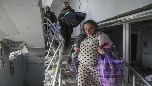 Πόλεμος στην Ουκρανία: Συγκλονίζουν οι εικόνες από το βομβαρδισμένο μαιευτήριο στη Μαριούπολη