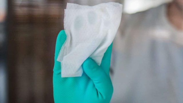 Αντιβακτηριδιακά μαντηλάκια: 5+1 λάθη που κάνετε και δεν προστατεύεστε από τον κορωνοϊό