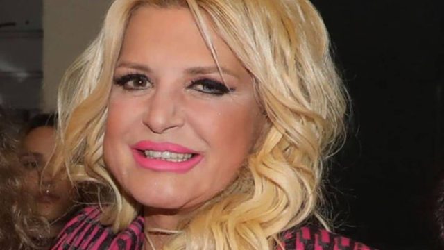 Ουρές για να θαυμάσουν την Μαρίνα Πατούλη: Με μίνι φόρεμα γεμάτο πούπουλα και ροζ μπότες
